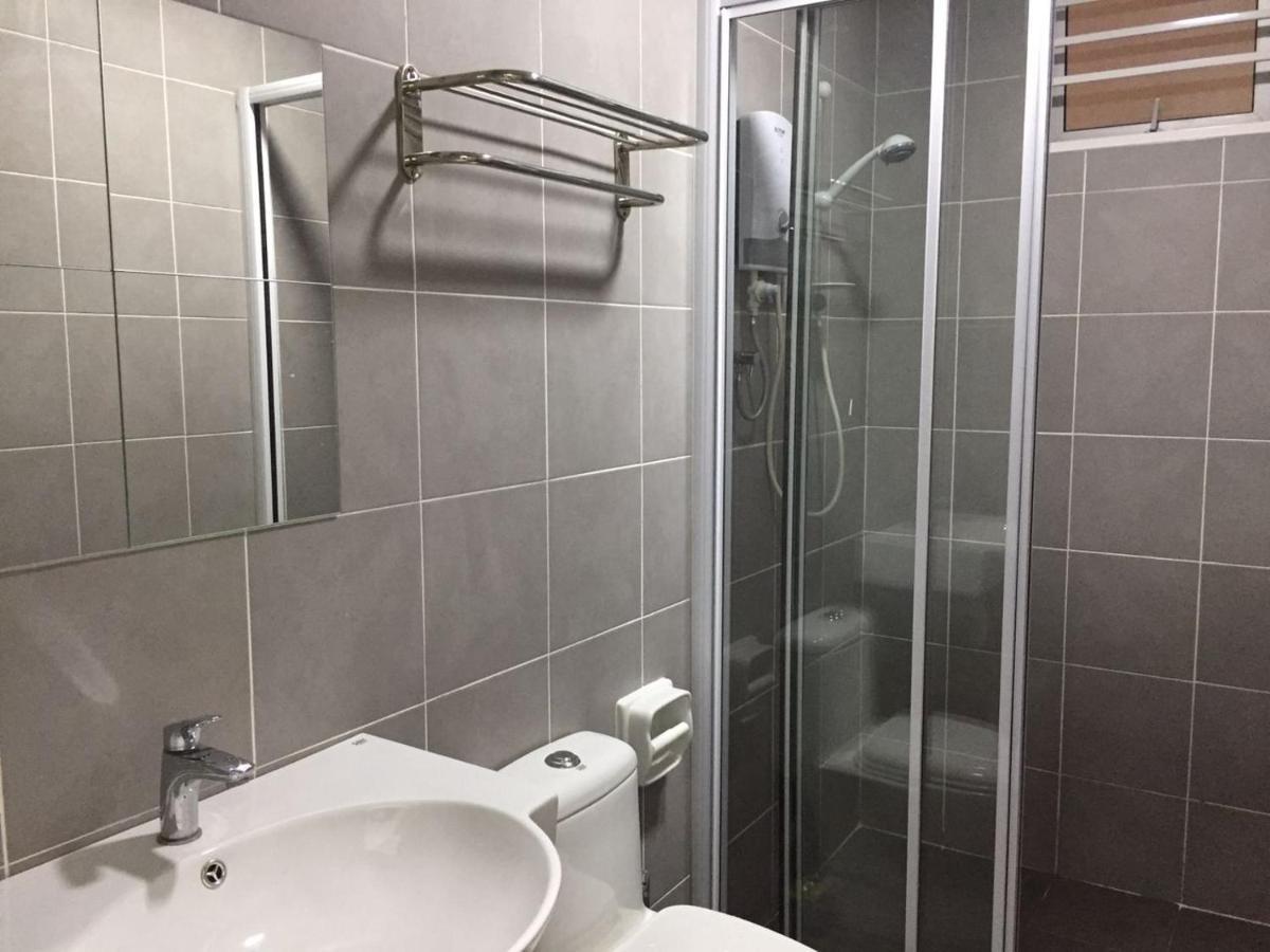 Del'S Guesthouse @ Southville Same Level With Pool Fits 8 Bangi Ngoại thất bức ảnh